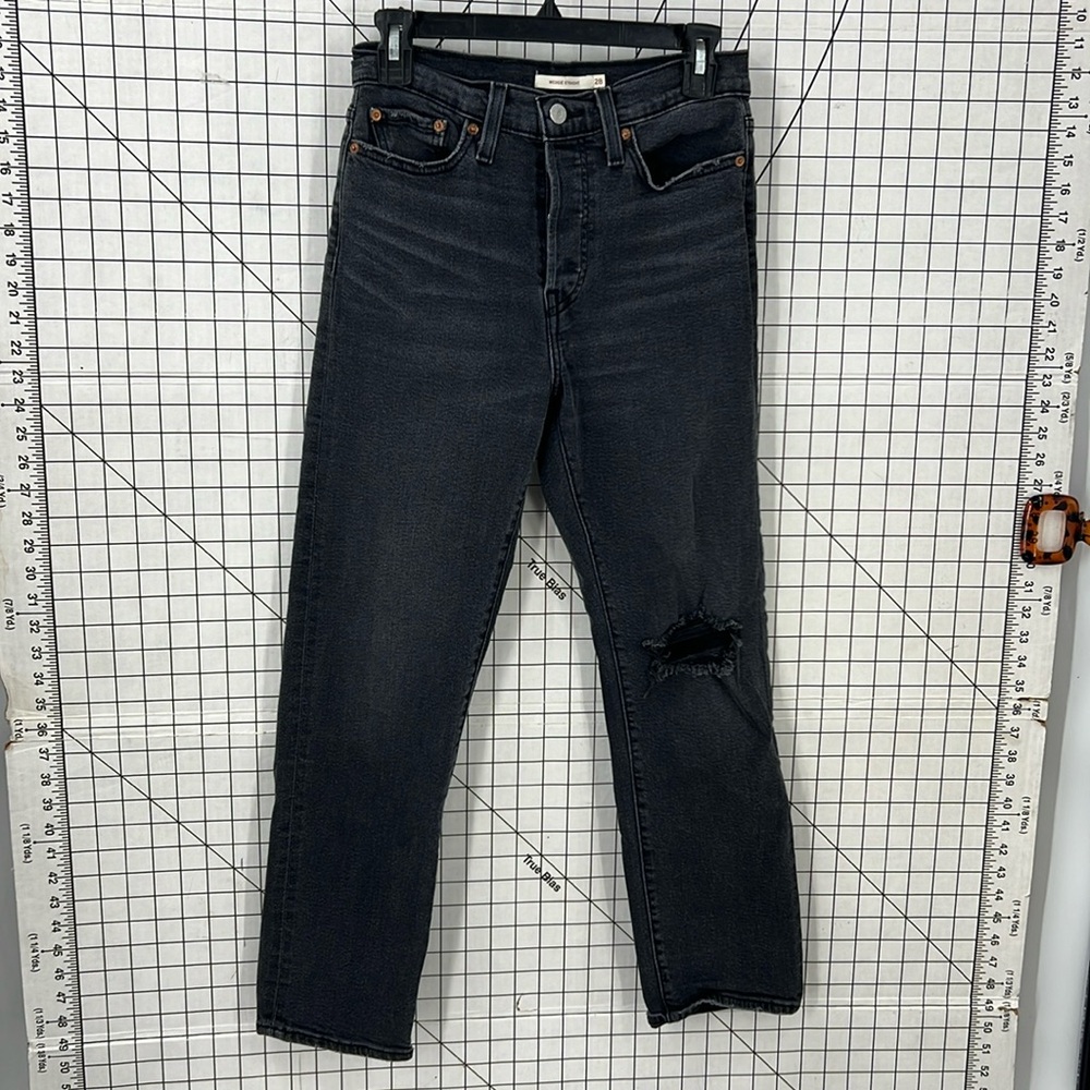 Levi’s wedgie straight leg black,l distressed denim jeans 28